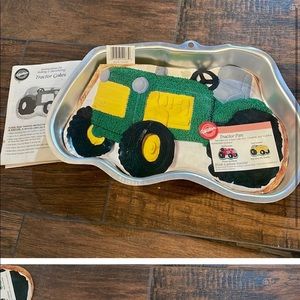Tractor cake pan